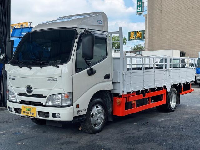 HINO日野 300  第2張相片