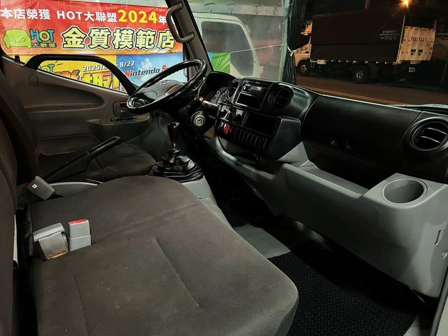 HINO日野 300  第10張相片