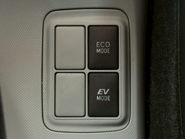 TOYOTA豐田 PRIUS C  第15張相片