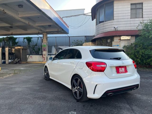 AMG  Sport 版 自動停車 前後雷達 紅色運動化安全帶  全景天窗  第3張相片