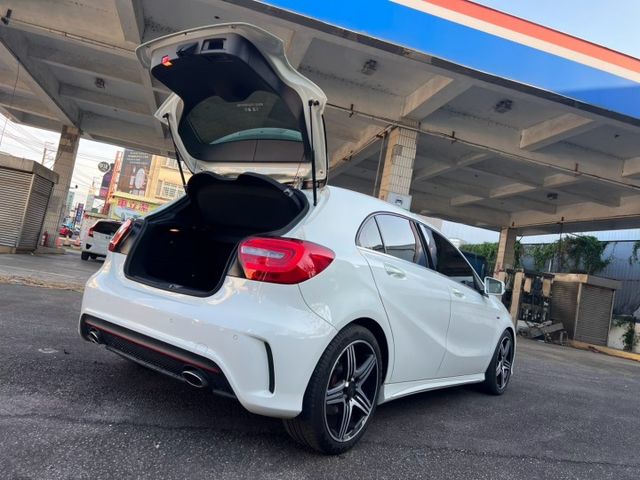 AMG  Sport 版 自動停車 前後雷達 紅色運動化安全帶  全景天窗  第4張相片