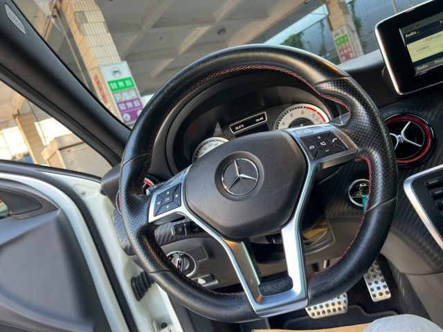 AMG  Sport 版 自動停車 前後雷達 紅色運動化安全帶  全景天窗  第7張相片