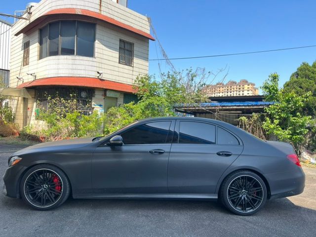 P3配備 Acc跟車系統 雙液晶螢幕 20吋鍛造鋁圈 360環景  Car Play、20吋鍛造鋁圈、64色氣氛燈  第2張相片