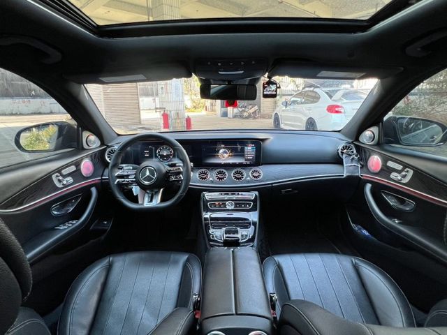 P3配備 Acc跟車系統 雙液晶螢幕 20吋鍛造鋁圈 360環景  Car Play、20吋鍛造鋁圈、64色氣氛燈  第4張相片