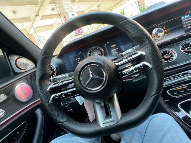 P3配備 Acc跟車系統 雙液晶螢幕 20吋鍛造鋁圈 360環景  Car Play、20吋鍛造鋁圈、64色氣氛燈  第6張相片
