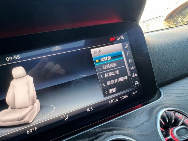 P3配備 Acc跟車系統 雙液晶螢幕 20吋鍛造鋁圈 360環景  Car Play、20吋鍛造鋁圈、64色氣氛燈  第8張相片