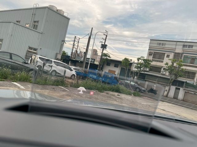 全景天窗 L2 Acc跟車 全彩式抬頭顯示器 手動腳踢電尾門 無線充電盤 雙區恆溫系統  第6張相片