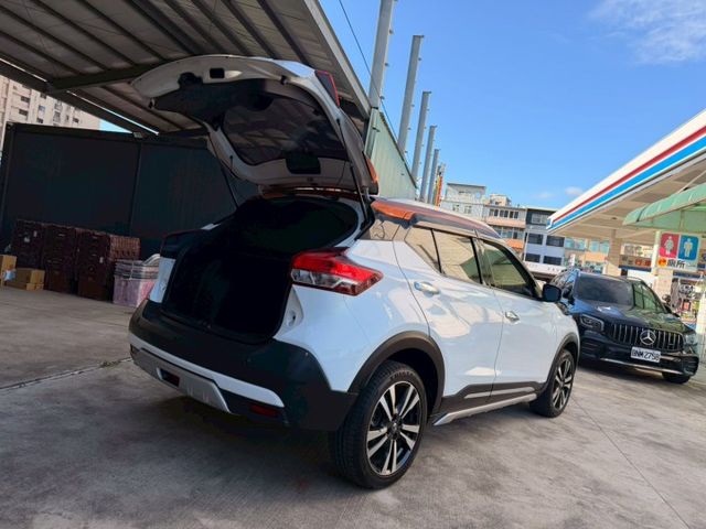 認證車 盲點偵測 360環景 雙色鋁圈 運動化套件 液晶儀錶板 電子式後照鏡 car play  第4張相片