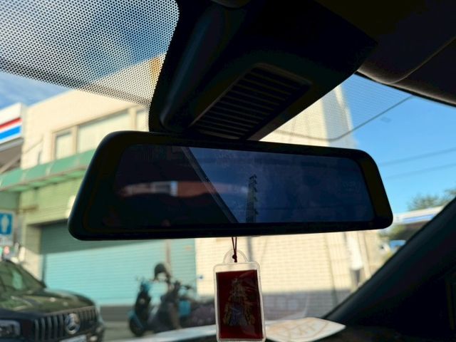 認證車 盲點偵測 360環景 雙色鋁圈 運動化套件 液晶儀錶板 電子式後照鏡 car play  第6張相片