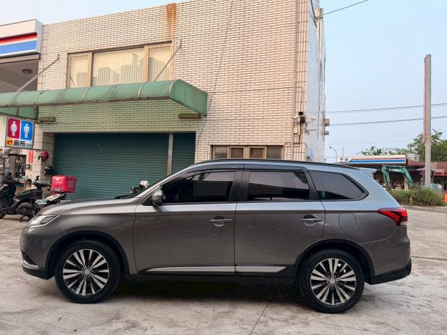 原廠正七座 原廠保養 尊貴型 ACC跟車 盲點偵測 電動尾門  第2張相片