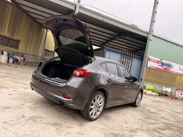 盲點偵測 Acc跟車 電子手剎車 電動座椅 防撞輔助  車道偏移警示  第4張相片