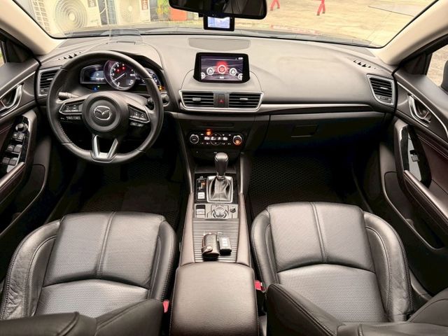 盲點偵測 Acc跟車 電子手剎車 電動座椅 防撞輔助  車道偏移警示  第5張相片