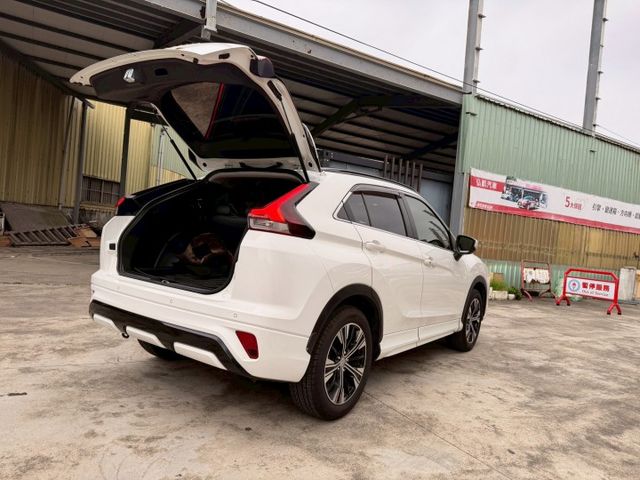 盲點偵測 抬頭顯示器 電子手剎車 S-AWC 全景天窗 ACC跟車系統  第4張相片