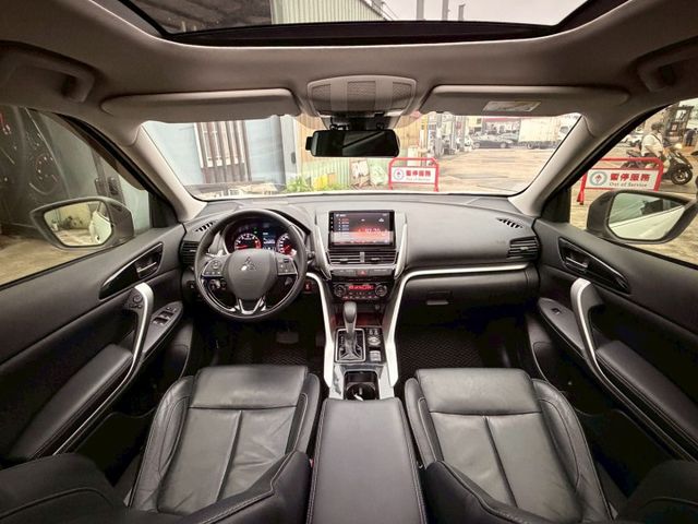 盲點偵測 抬頭顯示器 電子手剎車 S-AWC 全景天窗 ACC跟車系統  第7張相片