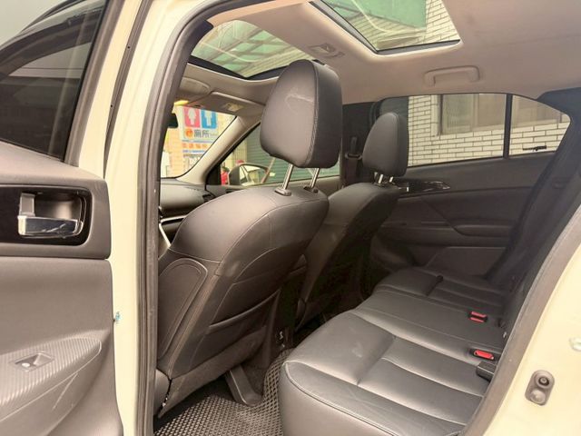 盲點偵測 抬頭顯示器 電子手剎車 S-AWC 全景天窗 ACC跟車系統  第11張相片