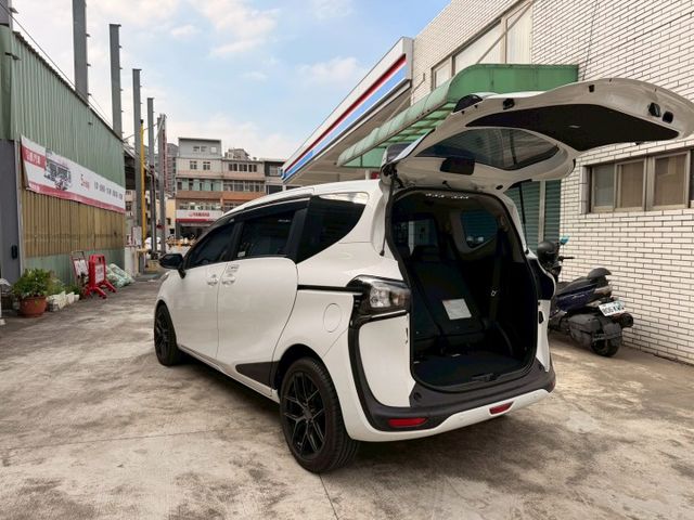 7人座 防撞輔助 車道偏移警示 自動遠近光燈 雙邊電滑門 後座出風口 安卓大螢幕 運動化鋁圈  第3張相片