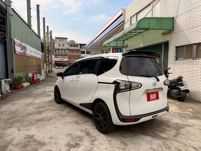 7人座 防撞輔助 車道偏移警示 自動遠近光燈 雙邊電滑門 後座出風口 安卓大螢幕 運動化鋁圈  第4張相片