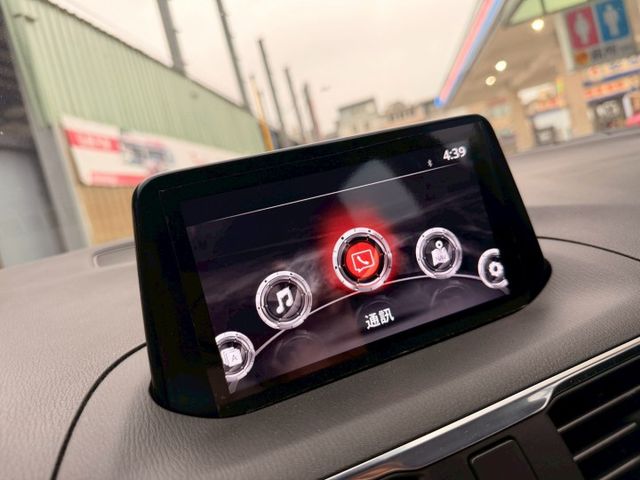 Acc跟車系統 防撞輔助 恆溫系統 盲點偵測 電子手剎車 ikey  抬頭顯示器 car play  第8張相片