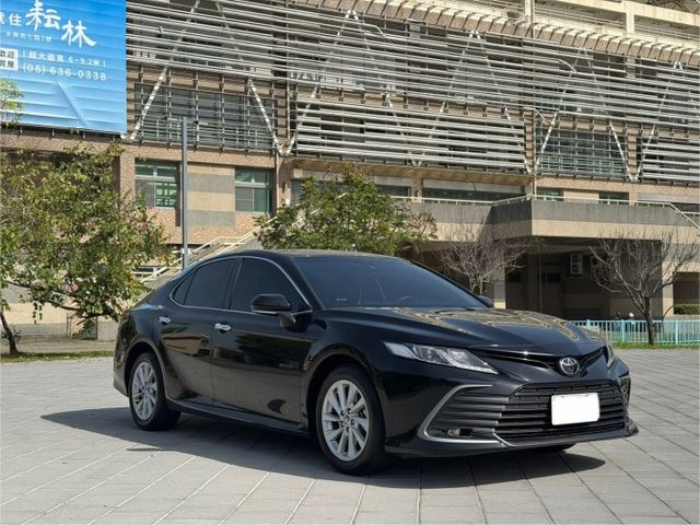 2022年 TOYOTA Camry 2.0L 尊絕版 原鈑件 摸門 盲點 ACC跟車 車道偏移 定速 方向盤快控  第3張相片