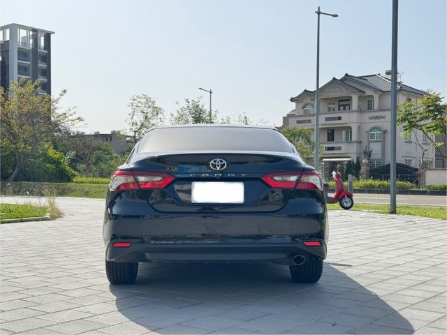 2022年 TOYOTA Camry 2.0L 尊絕版 原鈑件 摸門 盲點 ACC跟車 車道偏移 定速 方向盤快控  第5張相片