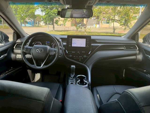 2022年 TOYOTA Camry 2.0L 尊絕版 原鈑件 摸門 盲點 ACC跟車 車道偏移 定速 方向盤快控  第11張相片