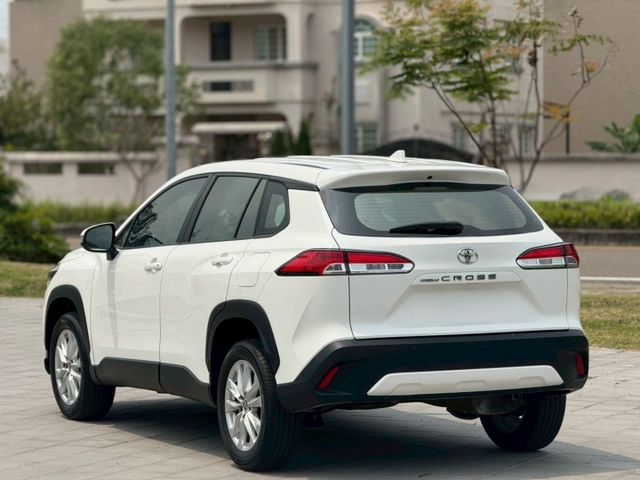 2022年 TOYOTA CC 1.8L  豪華 原鈑件 摸門 一鍵啟動 恆溫  ACC跟車 車道偏移 定速 方向盤快控  第3張相片