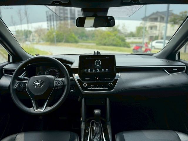2022年 TOYOTA CC 1.8L  豪華 原鈑件 摸門 一鍵啟動 恆溫  ACC跟車 車道偏移 定速 方向盤快控  第7張相片