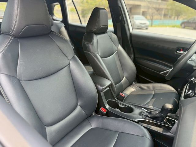 2022年 TOYOTA CC 1.8L  豪華 原鈑件 摸門 一鍵啟動 恆溫  ACC跟車 車道偏移 定速 方向盤快控  第10張相片