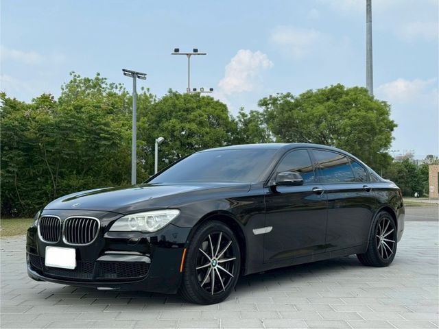 2013年 BMW 740Li 正M版 免鑰匙啟動 車道偏移警示 270環景 盲點 電吸門 定速 循跡防滑  第1張相片