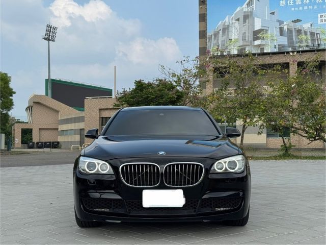 2013年 BMW 740Li 正M版 免鑰匙啟動 車道偏移警示 270環景 盲點 電吸門 定速 循跡防滑  第2張相片