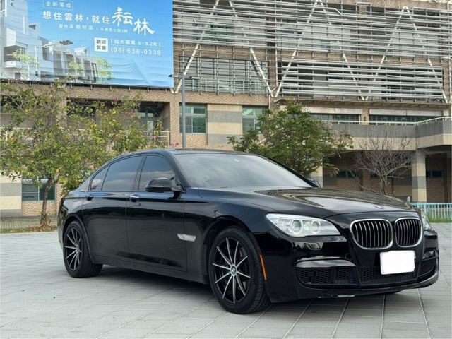 2013年 BMW 740Li 正M版 免鑰匙啟動 車道偏移警示 270環景 盲點 電吸門 定速 循跡防滑  第3張相片
