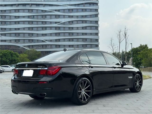 2013年 BMW 740Li 正M版 免鑰匙啟動 車道偏移警示 270環景 盲點 電吸門 定速 循跡防滑  第4張相片