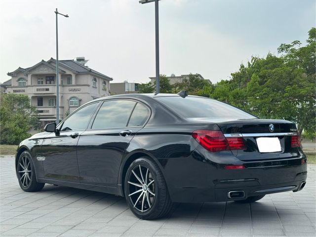 2013年 BMW 740Li 正M版 免鑰匙啟動 車道偏移警示 270環景 盲點 電吸門 定速 循跡防滑  第6張相片