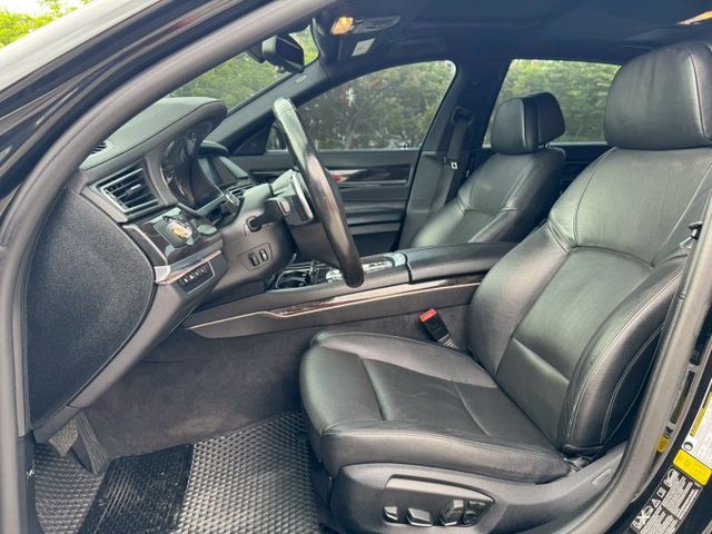 2013年 BMW 740Li 正M版 免鑰匙啟動 車道偏移警示 270環景 盲點 電吸門 定速 循跡防滑  第7張相片