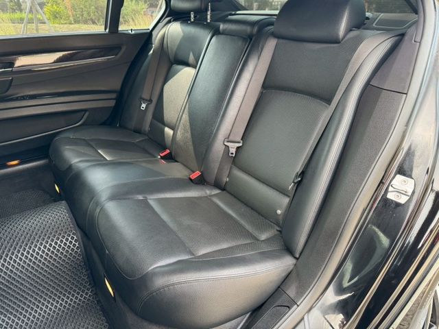 2013年 BMW 740Li 正M版 免鑰匙啟動 車道偏移警示 270環景 盲點 電吸門 定速 循跡防滑  第9張相片