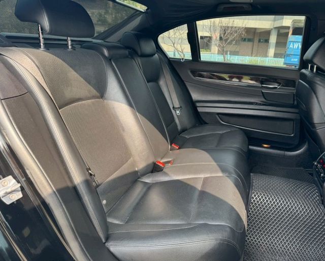 2013年 BMW 740Li 正M版 免鑰匙啟動 車道偏移警示 270環景 盲點 電吸門 定速 循跡防滑  第10張相片