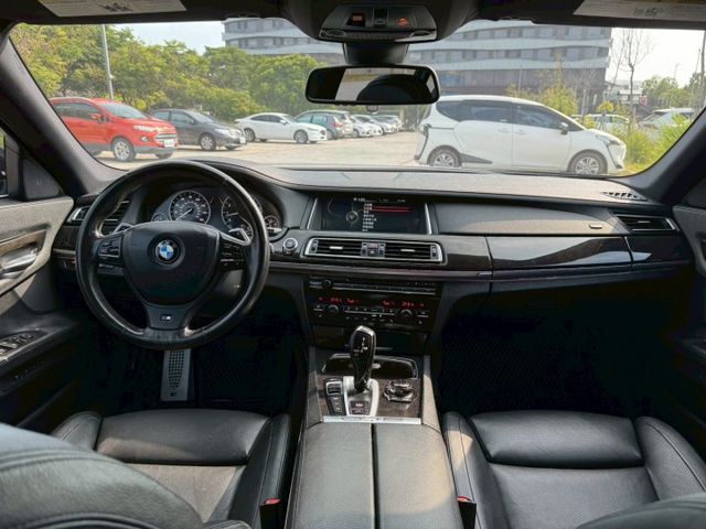 2013年 BMW 740Li 正M版 免鑰匙啟動 車道偏移警示 270環景 盲點 電吸門 定速 循跡防滑  第11張相片