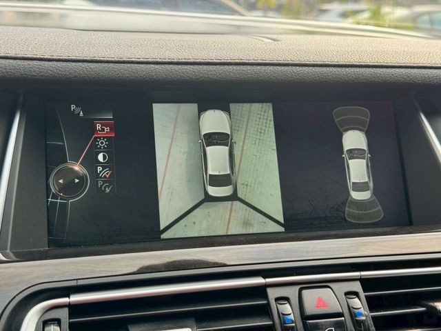 2013年 BMW 740Li 正M版 免鑰匙啟動 車道偏移警示 270環景 盲點 電吸門 定速 循跡防滑  第13張相片