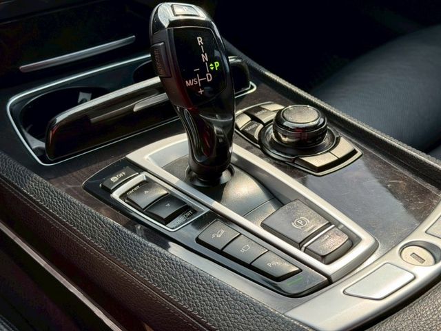 2013年 BMW 740Li 正M版 免鑰匙啟動 車道偏移警示 270環景 盲點 電吸門 定速 循跡防滑  第18張相片