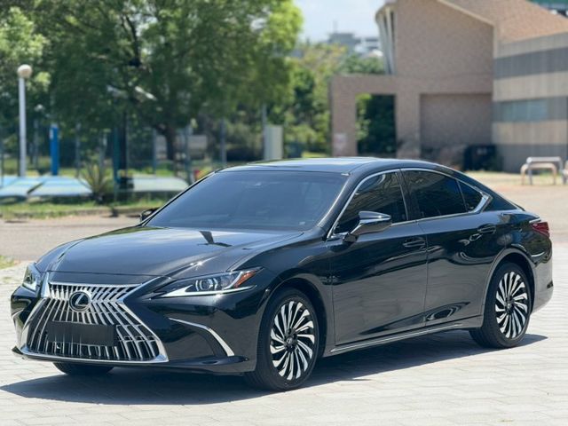 2023年 LEXUS ES200 頂級版 全速域跟車 天窗 無線充電盤 無線CarPlay  第1張相片