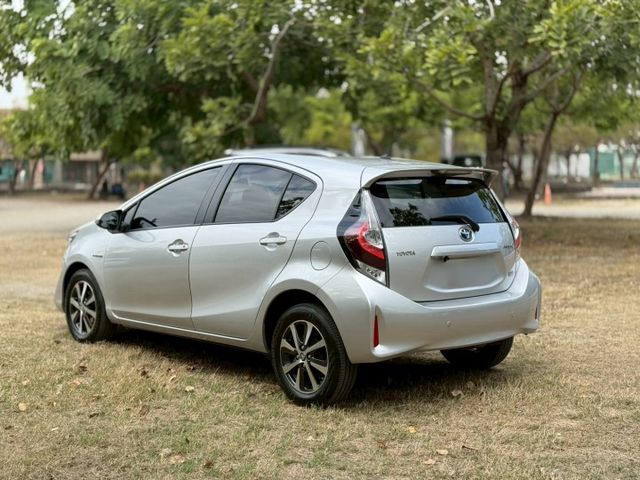 2021年 Toyota Prius C 1.5油電 認證 實跑 摸門 一鍵啟動  第6張相片