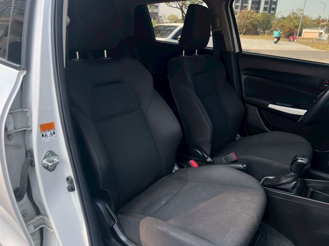 2018年 Suzuki Swift 1.0L 摸門 一鍵啟動 方向盤快控 定速 電子後視鏡 恆溫  第8張相片