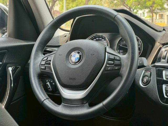 2019年 BMW 118i 1.5L 摸門 車道維持輔助 電動記憶座椅  第12張相片