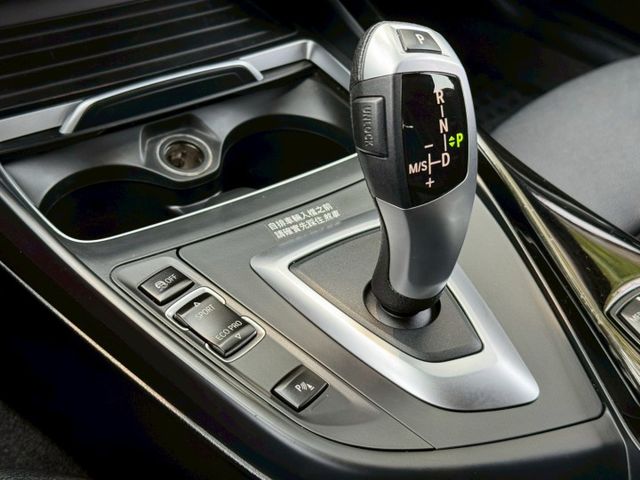 2019年 BMW 118i 1.5L 摸門 車道維持輔助 電動記憶座椅  第17張相片