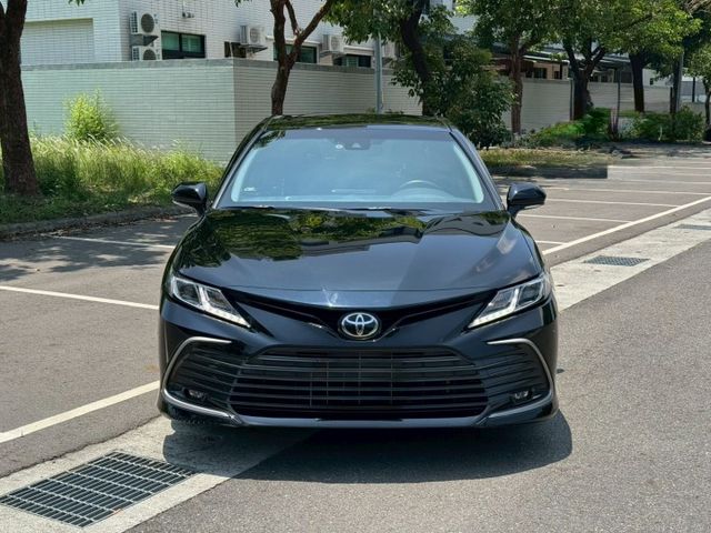 2023年 TOYOTA Camry 2.0L 尊爵版 摸門 一鍵啟動 電動椅 盲點 跟車 開價75.8萬  第2張相片