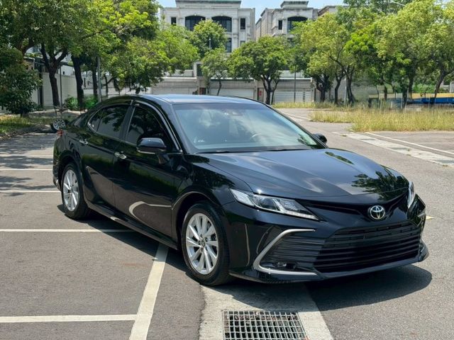 2023年 TOYOTA Camry 2.0L 尊爵版 摸門 一鍵啟動 電動椅 盲點 跟車 開價75.8萬  第3張相片