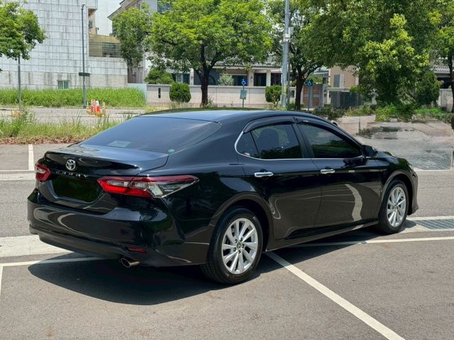 2023年 TOYOTA Camry 2.0L 尊爵版 摸門 一鍵啟動 電動椅 盲點 跟車 開價75.8萬  第4張相片