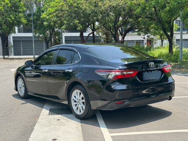 2023年 TOYOTA Camry 2.0L 尊爵版 摸門 一鍵啟動 電動椅 盲點 跟車 開價75.8萬  第6張相片