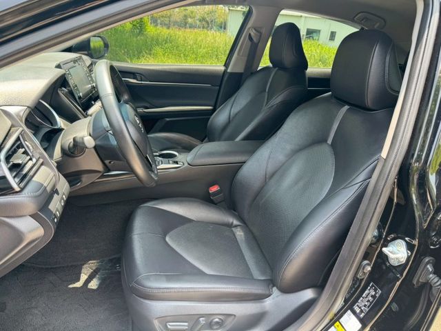 2023年 TOYOTA Camry 2.0L 尊爵版 摸門 一鍵啟動 電動椅 盲點 跟車 開價75.8萬  第7張相片