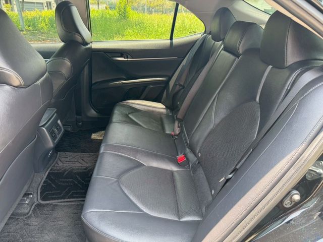 2023年 TOYOTA Camry 2.0L 尊爵版 摸門 一鍵啟動 電動椅 盲點 跟車 開價75.8萬  第9張相片